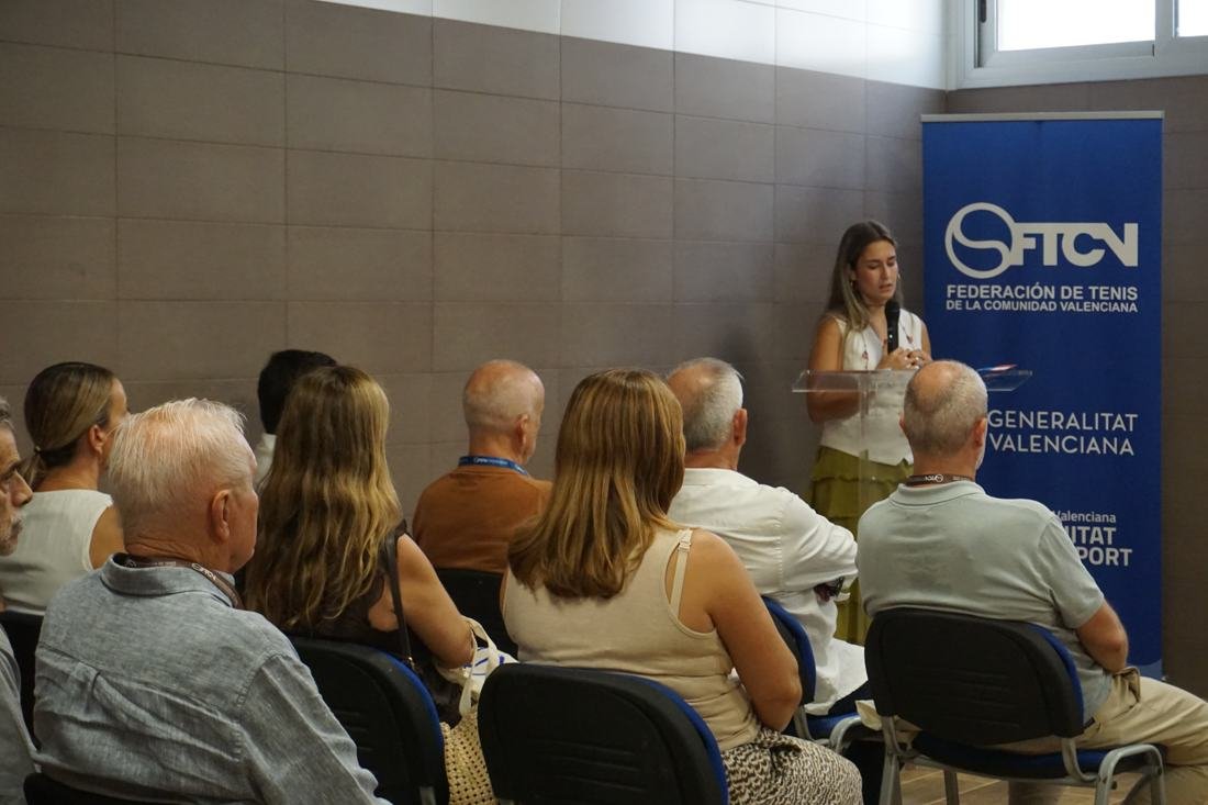 Sara Pastor presentando un acto ante el público