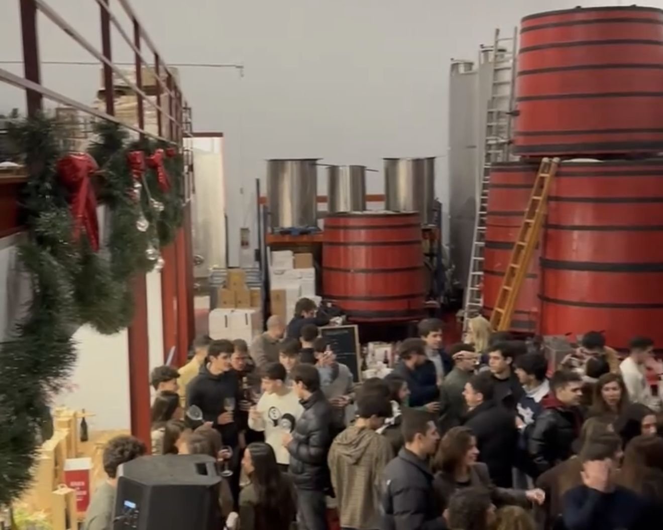 Asistentes a una fiesta navideña en una bodega