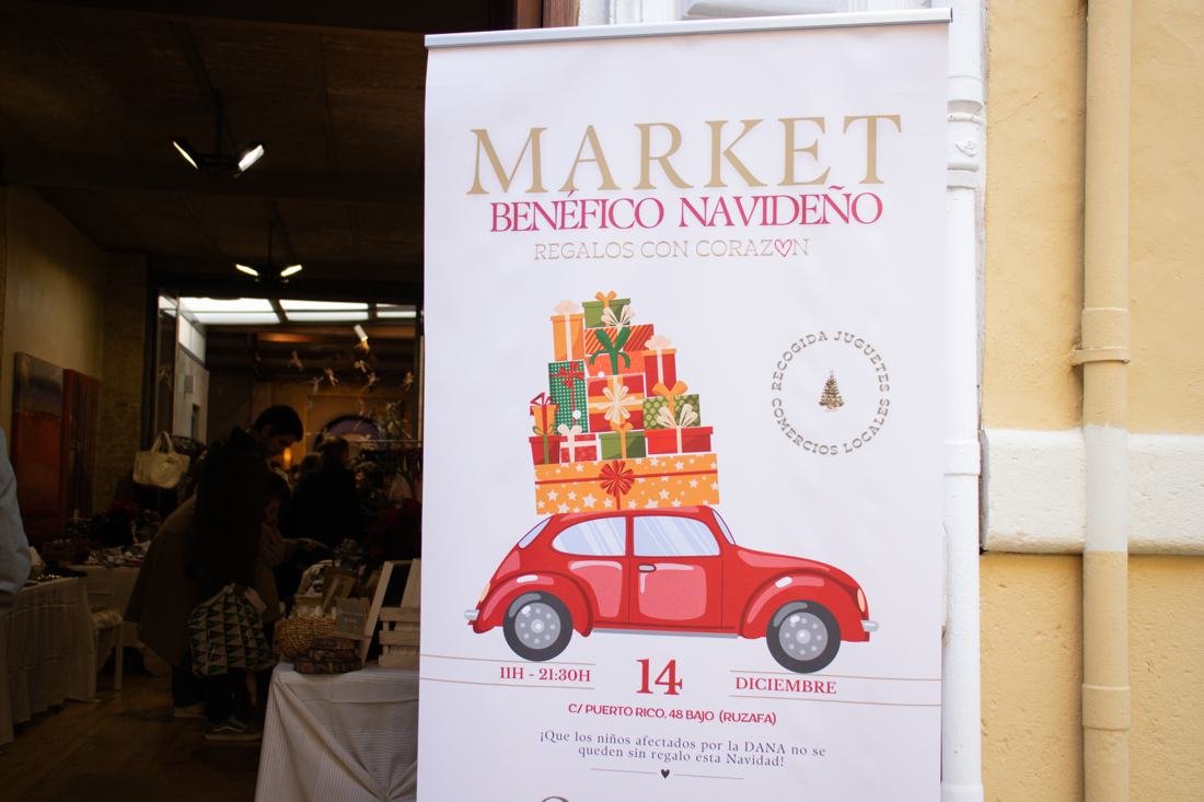 Cartel del Market Benéfico Navideño en la entrada del local