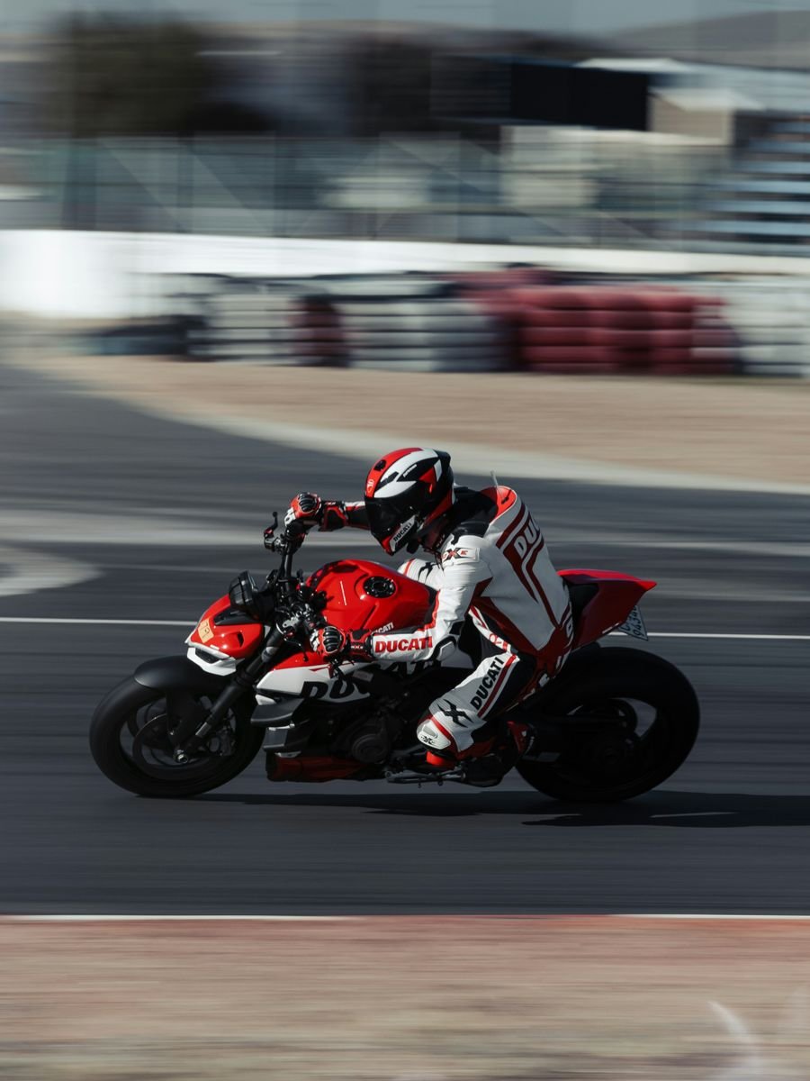 Piloto de moto en circuito