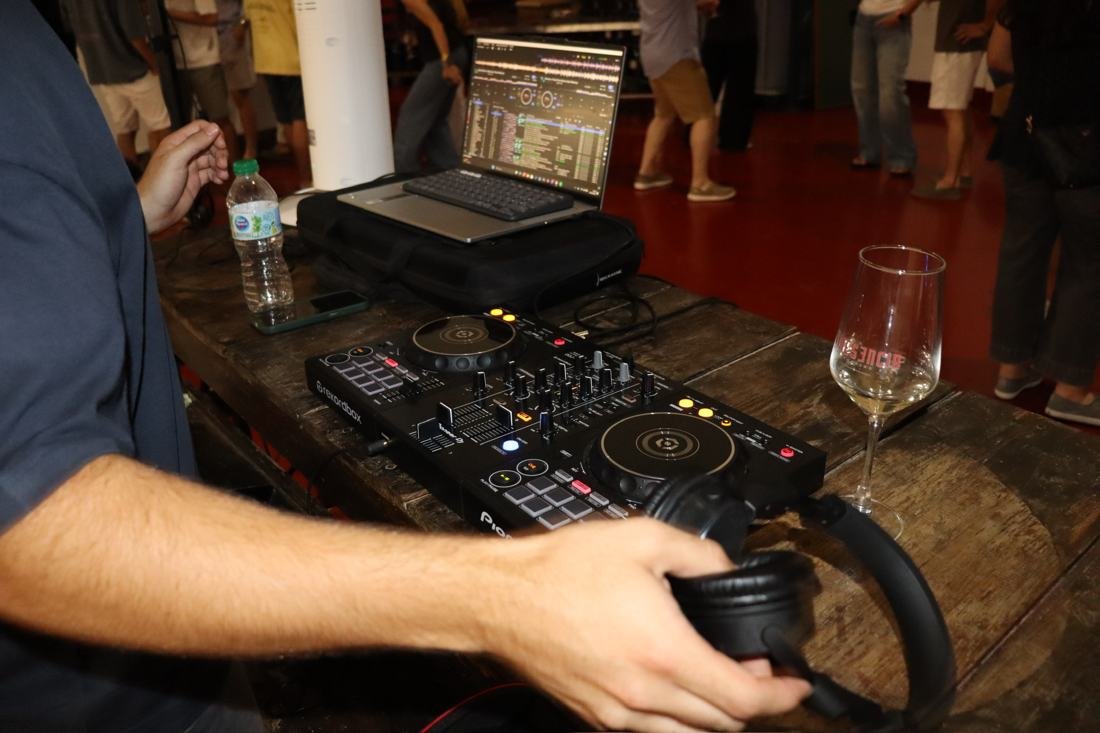 Mesa de DJ durante un evento en una bodega