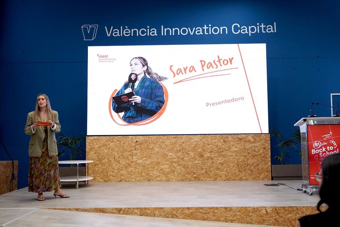 Sara Pastor presentando un acto sobre un escenario